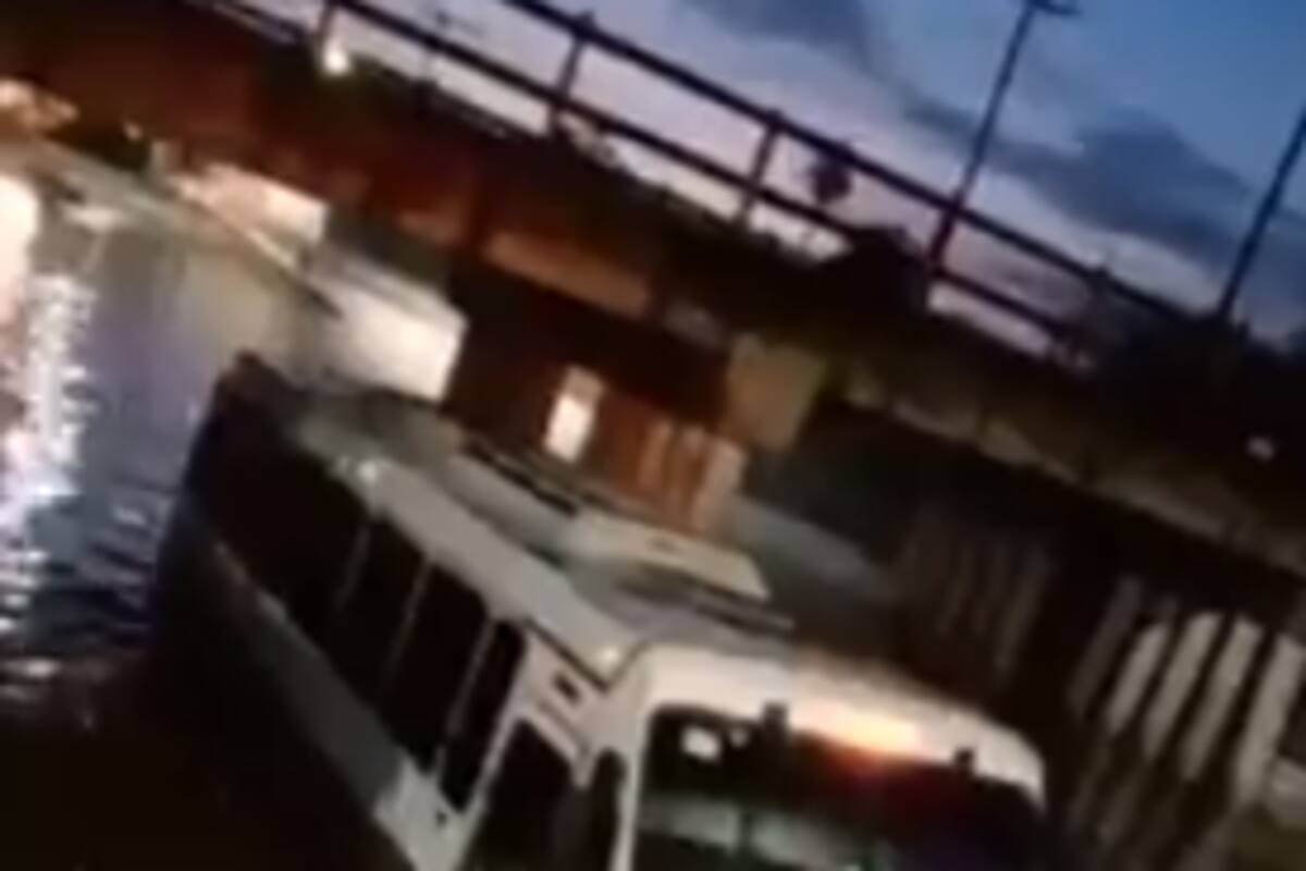 Quedó varado en desnivel de Navojoa camión de trabajadores