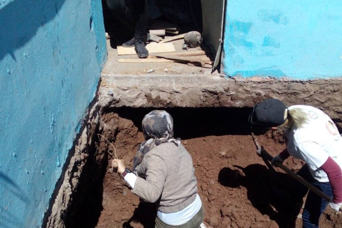 Colectivo descubre tres osamentas en fosa clandestina en una vivienda de Urbi en Cajeme