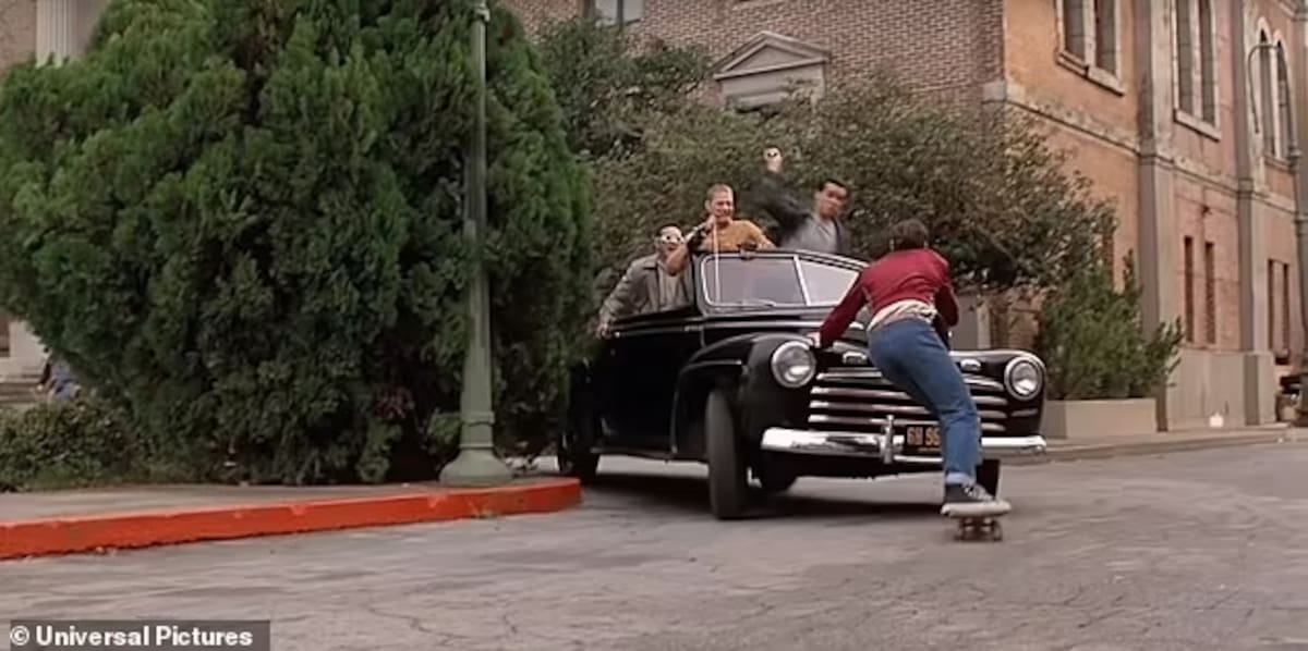 Durante la misma persecución, el vestuario de Marty cambia inexplicablemente a una camisa beige y cinturón marrón. / Foto: Universal Pictures