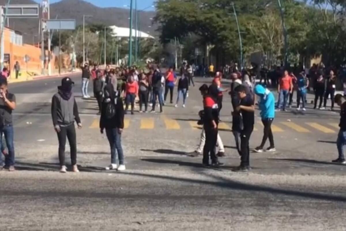 Segob pide investigar agresión contra padres de 43 y normalistas en Chiapas