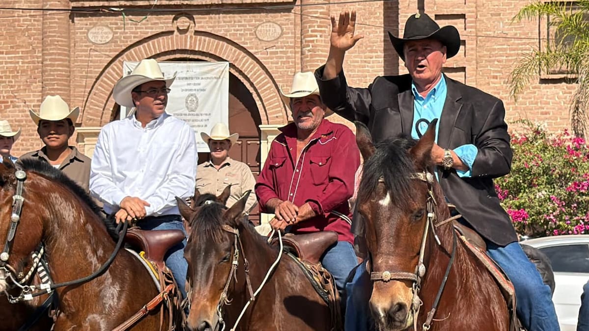 Comunidades del Valle del Yaqui se reunieron para reconocer la trayectoria y cercanía del sacerdote Ignacio Beltrán Moreno. Foto: Especial