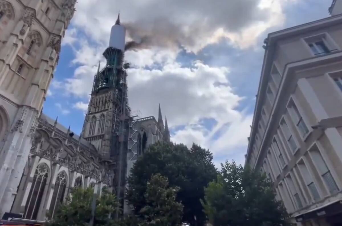 Se incendia la aguja de la Catedral de Ruán
