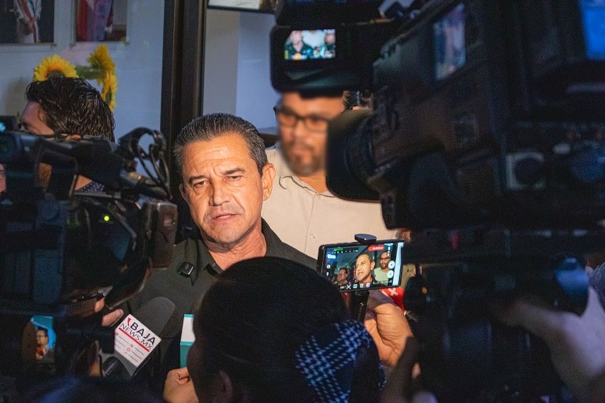Investigan a policía municipal tras detención por ataque a comunicador