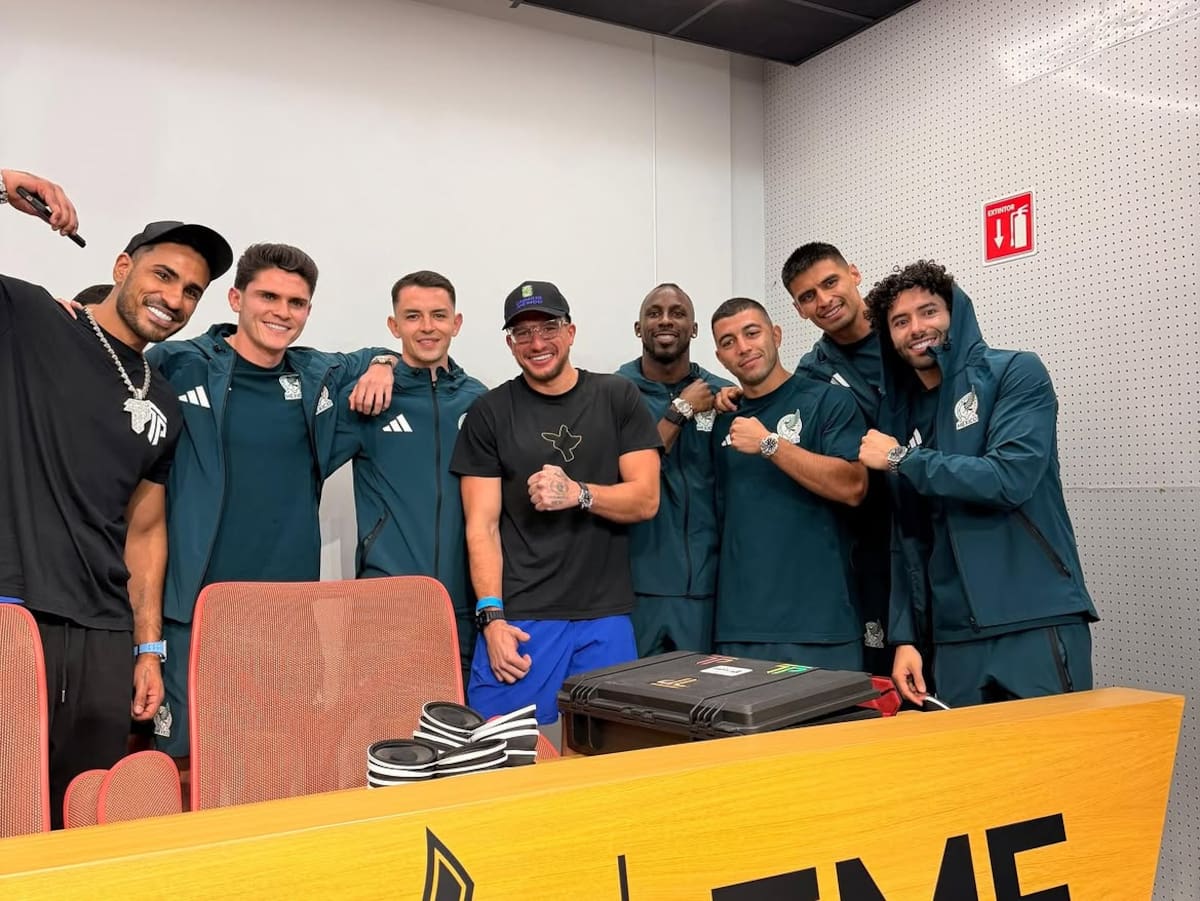 SteveWillDoIt confirmó que entregó relojes de alto valor a jugadores y personal de la Selección Mexicana antes del partido contra Ecuador. | Foto: stevewilldoit