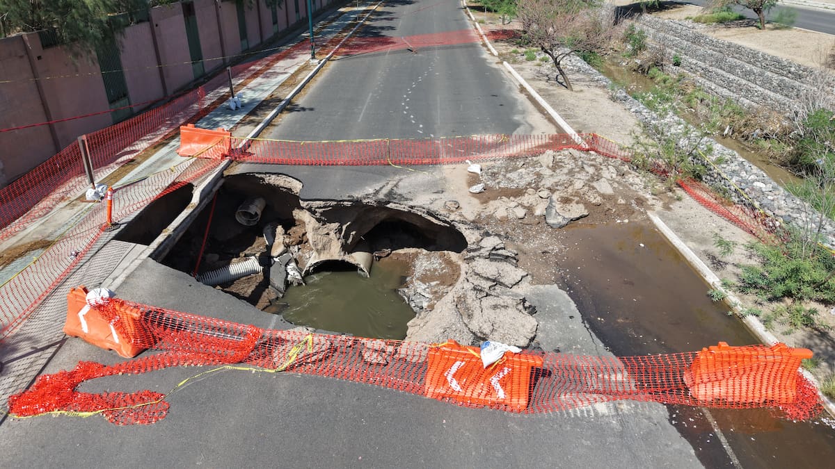 El colapso de una tubería de drenaje provocó un socavón en el bulevar Quintero Arce, entre Serna y Colosio, donde una camioneta cayó dentro del hundimiento. FOTO: JULIÁN ORTEGA