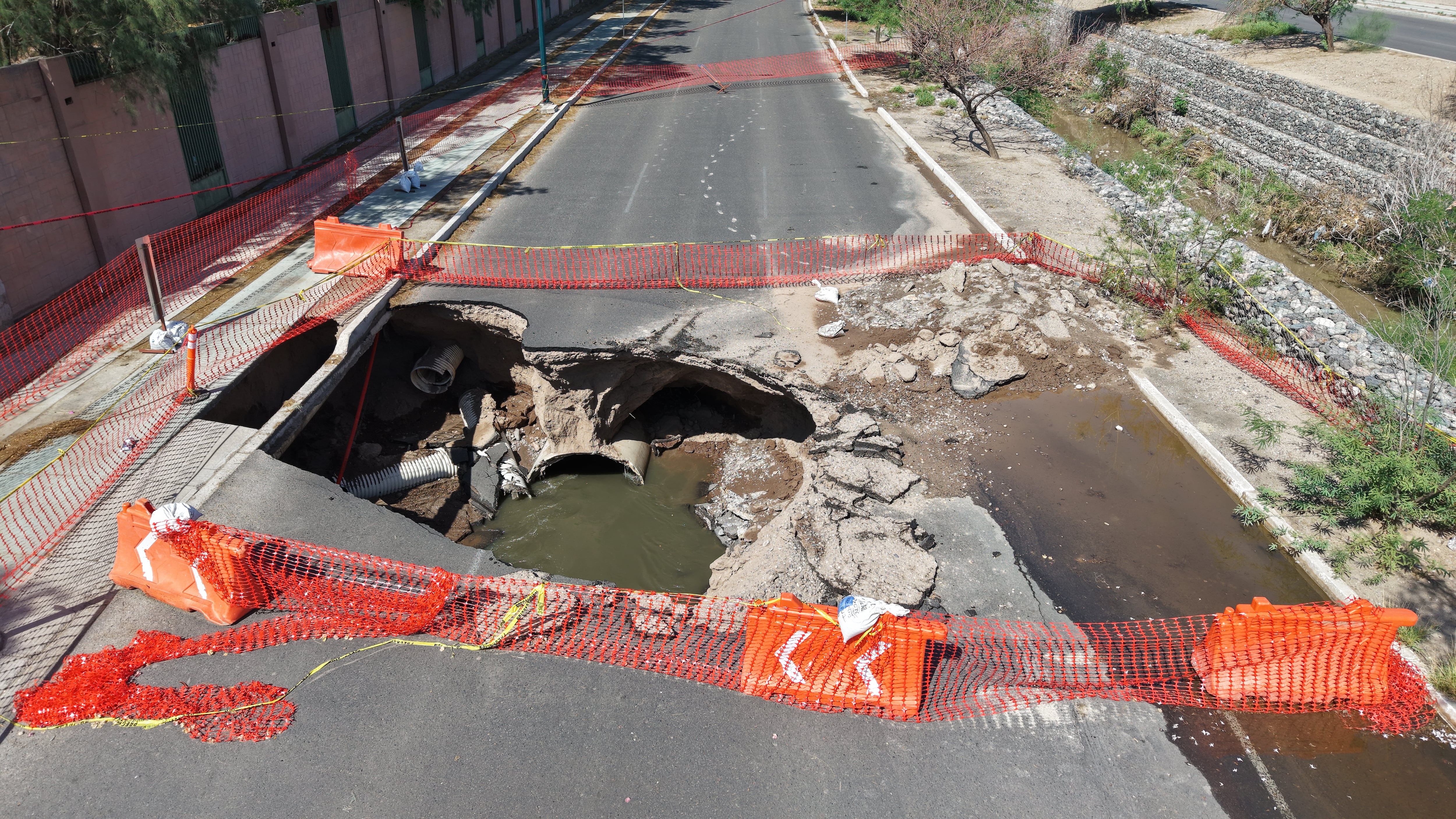 El colapso de una tubería de drenaje provocó un socavón en el bulevar Quintero Arce, entre Serna y Colosio, donde una camioneta cayó dentro del hundimiento. FOTO: JULIÁN ORTEGA