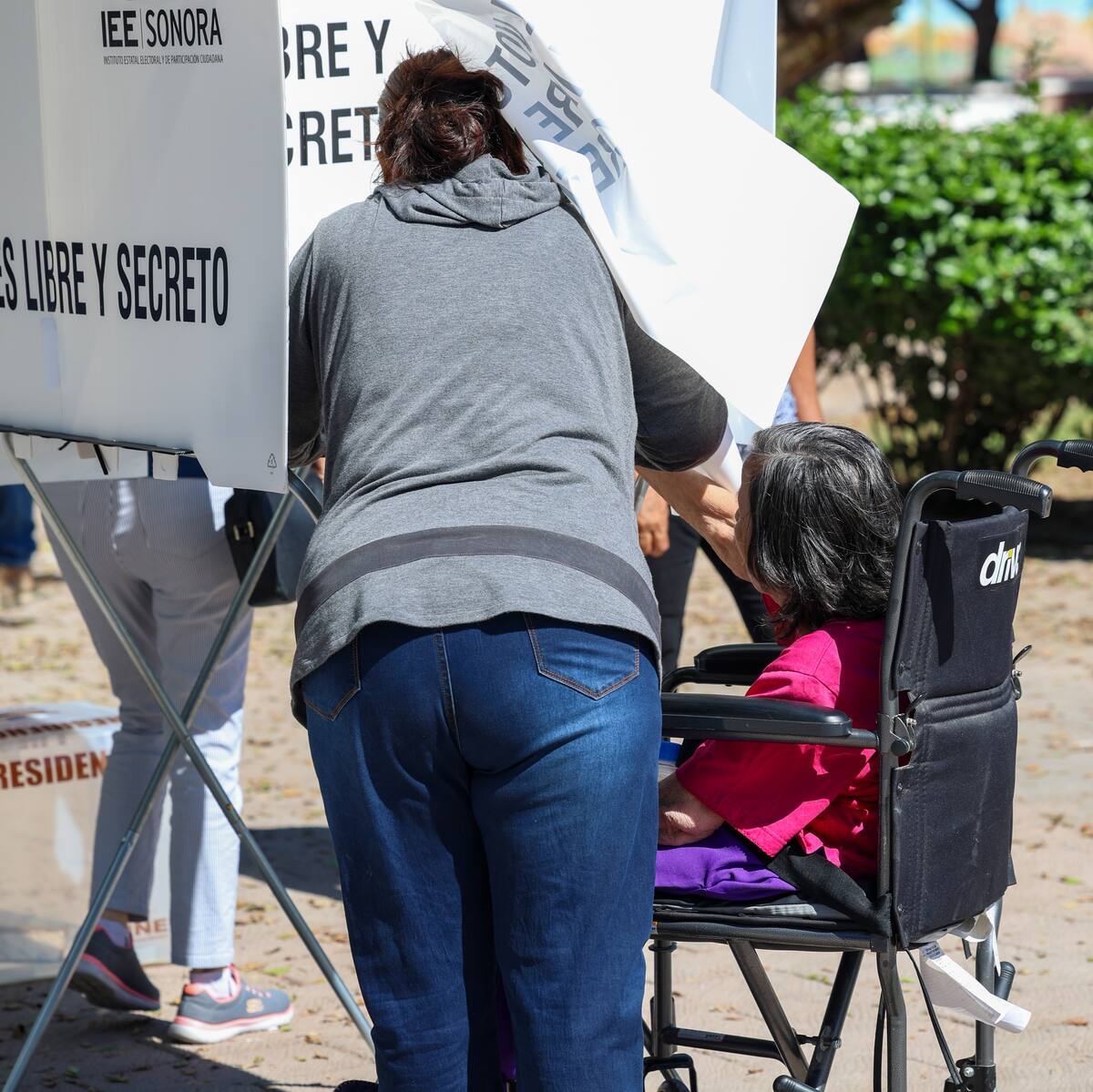 Una persona con discapacidad
fue de las primeras en votar en
Puerto Peñasco. FOTO: GERARDO GONSÁLEZ