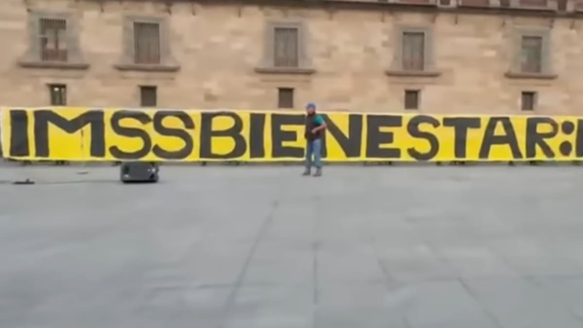 Protesta de trabajadores del IMSS-Bienestar frente a Palacio Nacional por insumos y condiciones dignas. (Captura de pantalla)