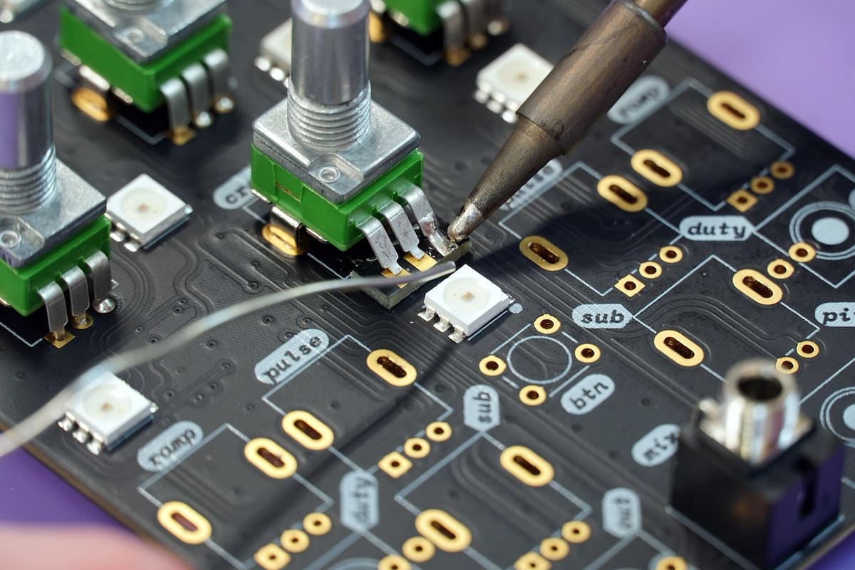 China acusa a Estados Unidos de aplicar medidas desleales en la industria de hardware electrónico: venta de productos por debajo de su costo real