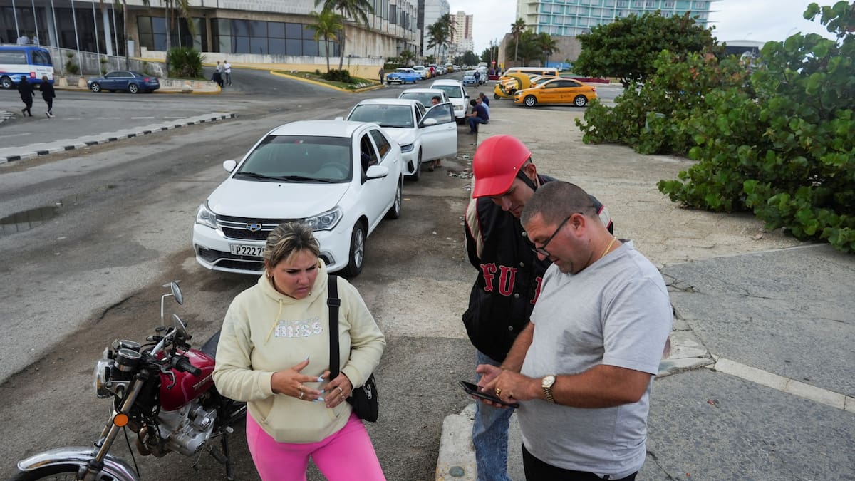 Filas de vehículos en La Habana mientras los ciudadanos esperan surtir combustible, reflejando la disponibilidad limitada en la isla. (Reuters)