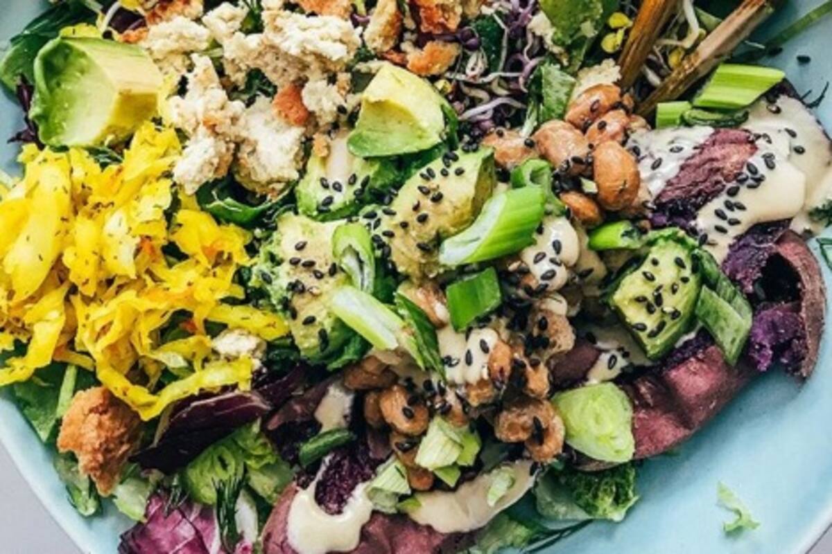 Pasó de ser vegana a alimentar a su bebé hasta con carne cruda