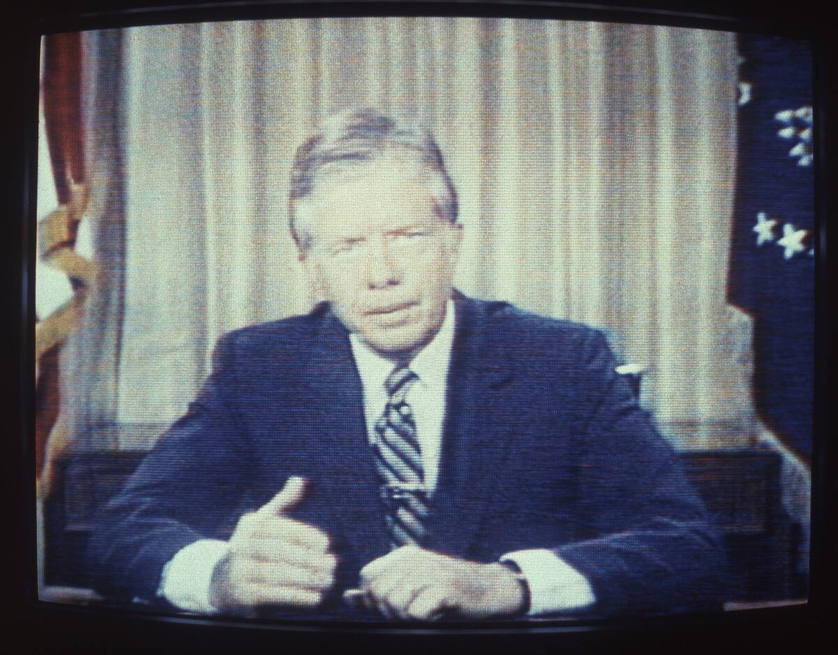 En esta imagen de un televisor, el presidente de EEUU Jimmy Carter habla el 15 de julio de 1979 desde el Despacho Oval de la Casa Blanca. | (AP Foto/Dale G. Young, Archivo)