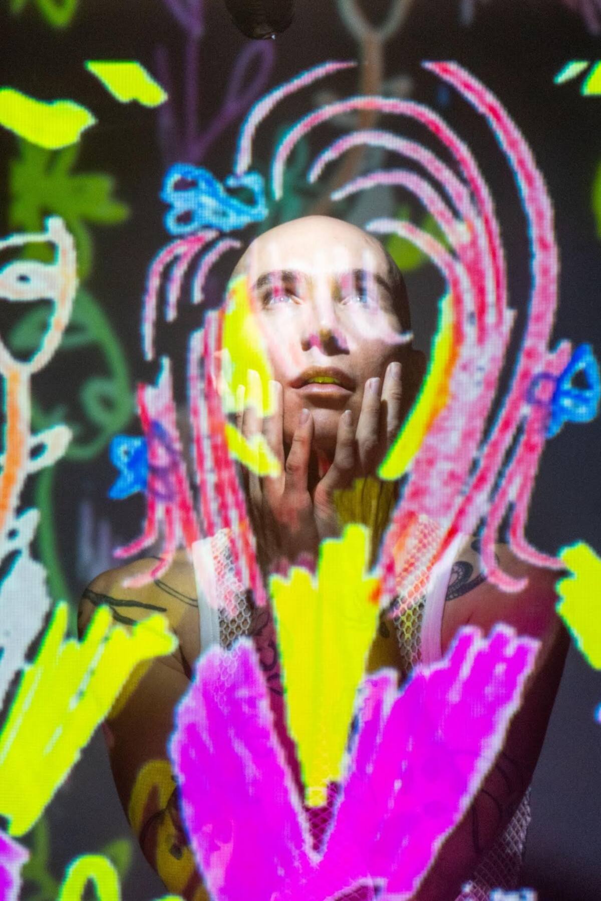 El espectáculo se desarrolla a través de una combinación de mapeo de proyección innovadora, animación de video, impresionantes actuaciones de sincronización de labios y una audaz narración personal.