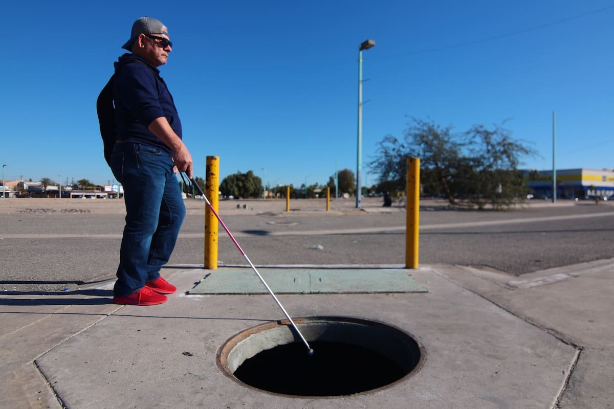 Banquetas dañadas, obstáculos y autos sobre las aceras; así es caminar las calles para personas ciegas en Mexicali