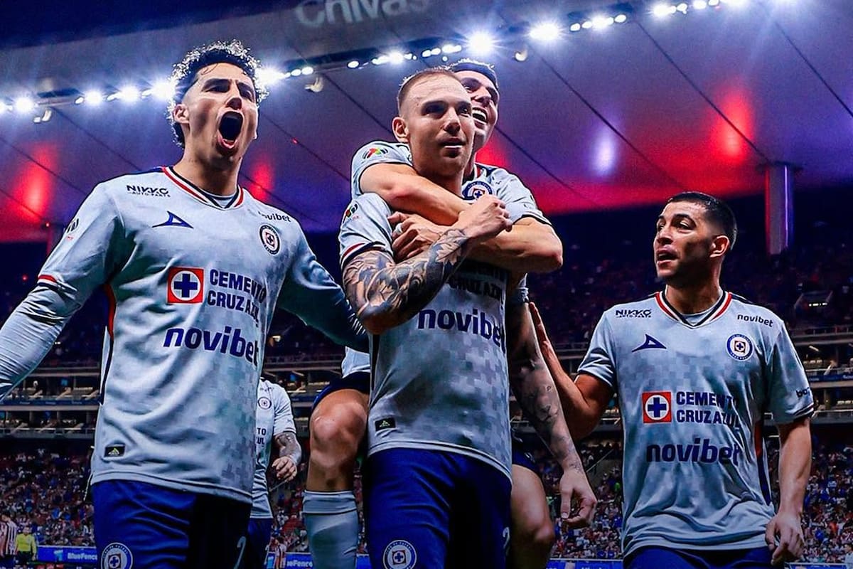Cruz Azul se impone a Chivas en intenso juego en el Estadio Akron
