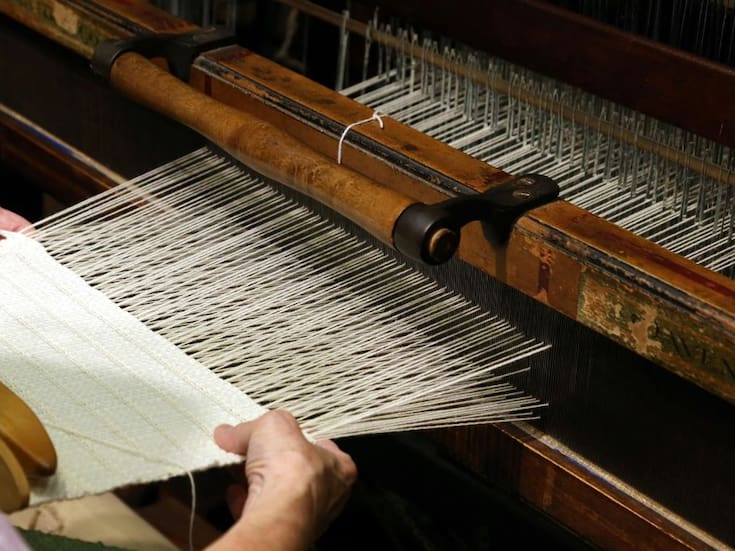 Qué significa soñar con un telar: el sueño que habla de tu destino, tus relaciones y tu capacidad de construir el futuro