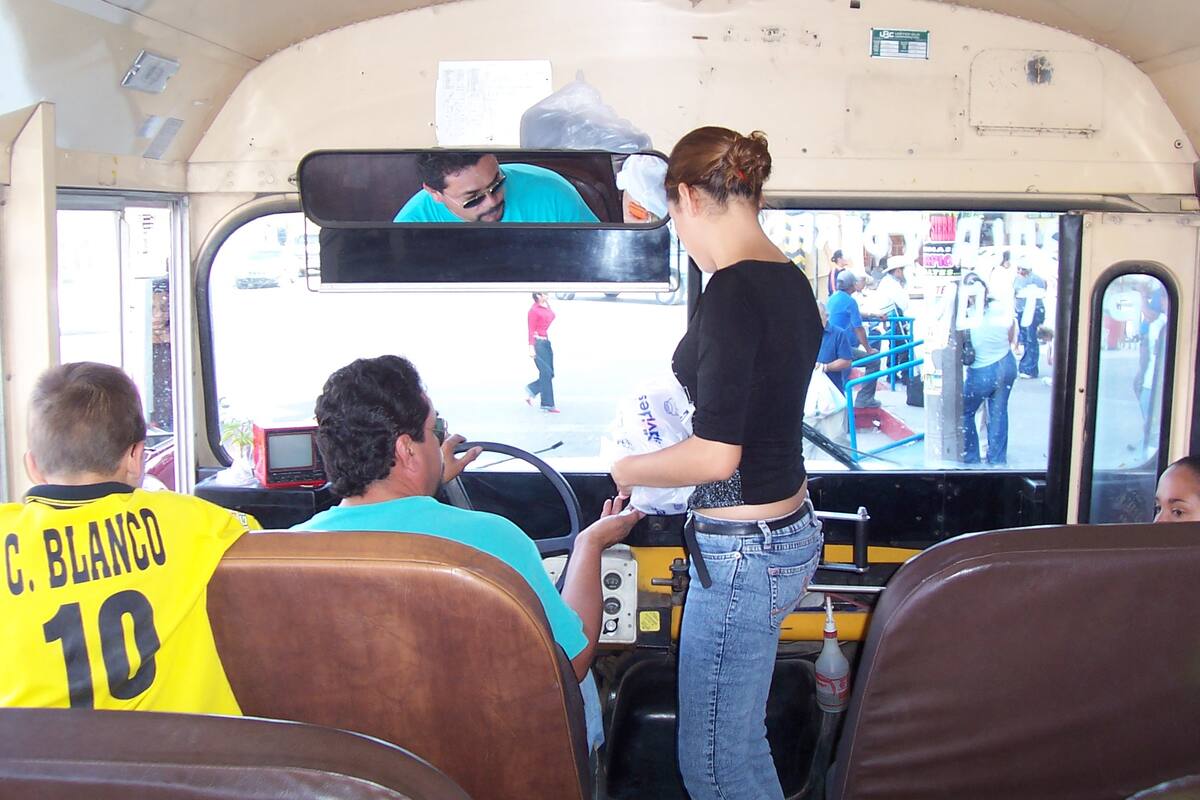 Video: Pasajeros propinan golpiza a otro asaltante de combi