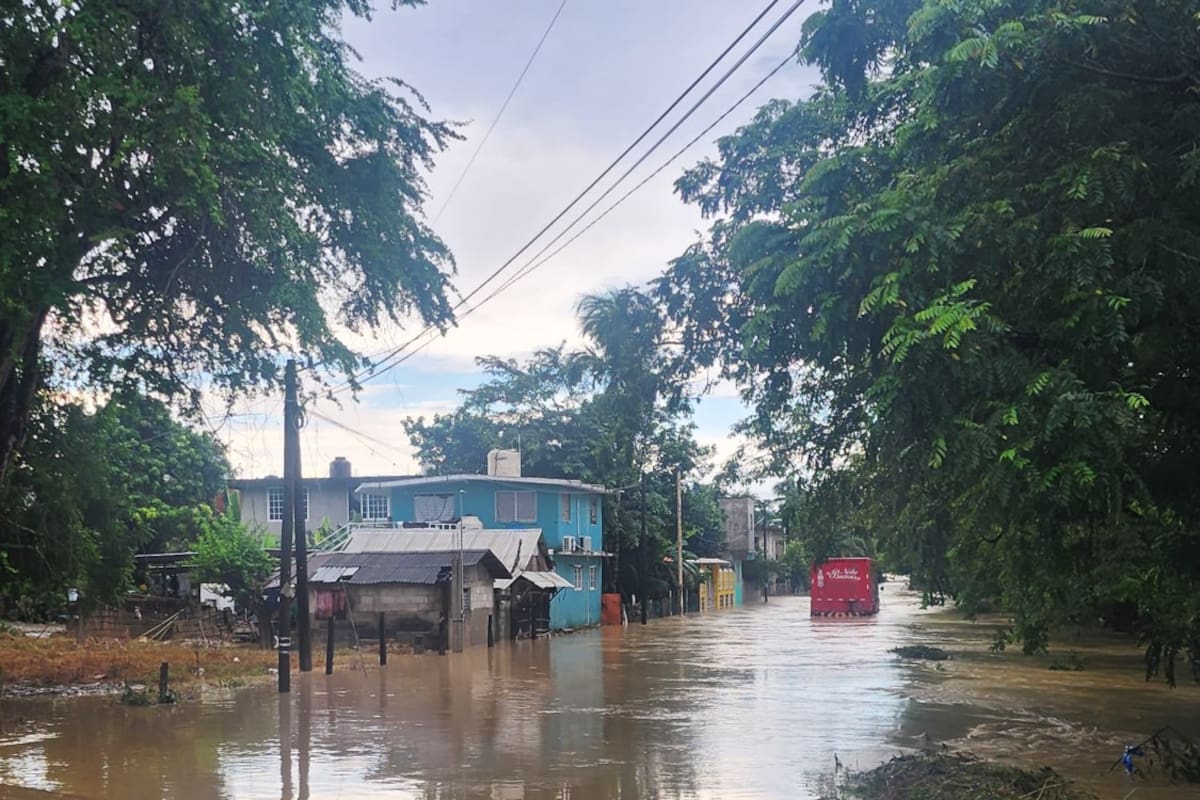 Denuncian derrames de hidrocarburos en Veracruz tras inundaciones; acusan inacción de Pemex