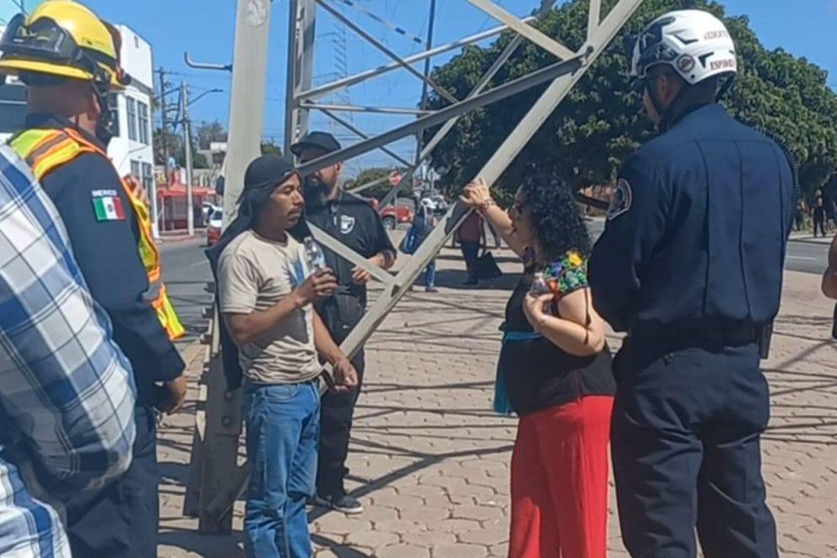 Disuaden a hombre que pretendía lanzarse de torre de alta tensión en Rosarito
