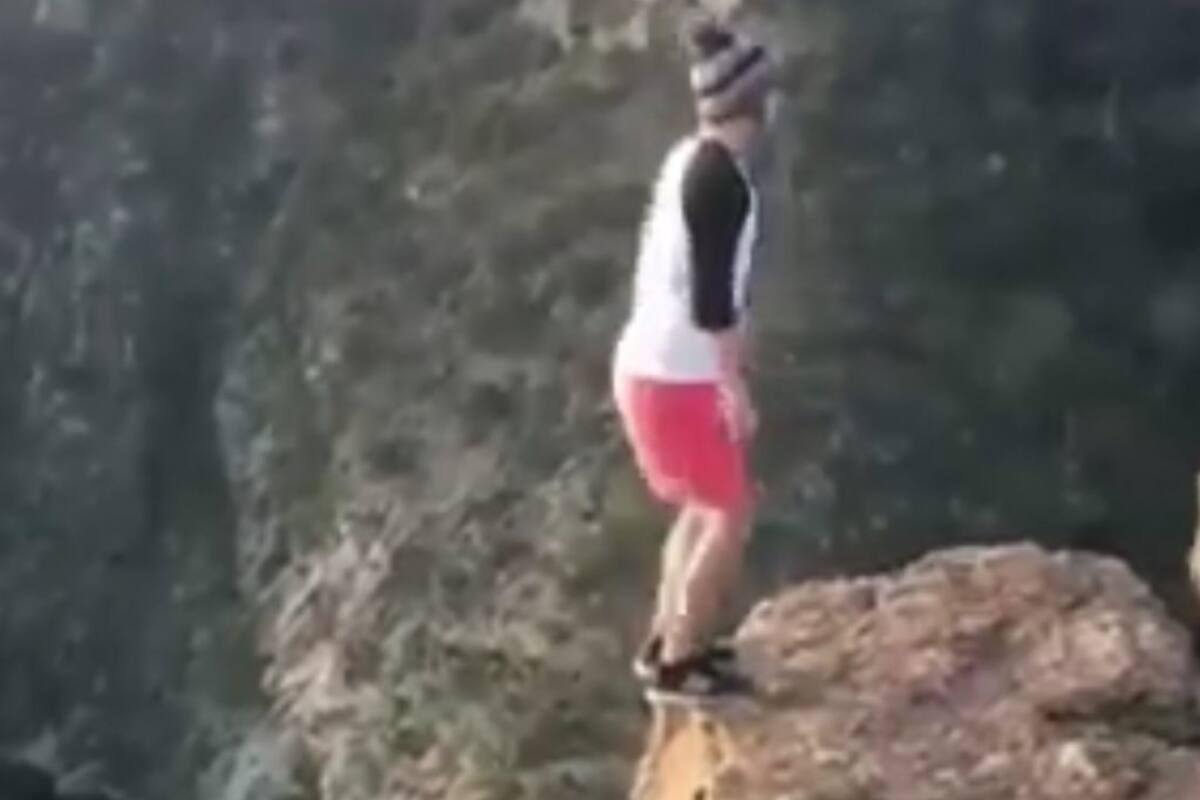 Intrépida acrobacia de un joven al borde de un precipicio