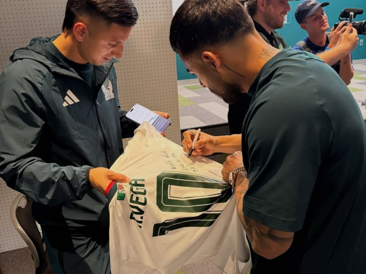 SteveWillDoIt confirmó que entregó relojes de alto valor a jugadores y personal de la Selección Mexicana antes del partido contra Ecuador. | Foto: stevewilldoit