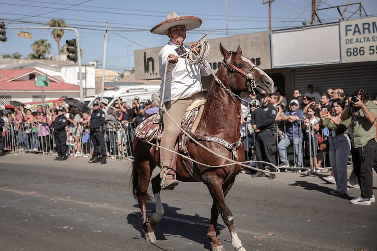 Realizan desfile Cívico Militar por 214 aniversario de la Independencia