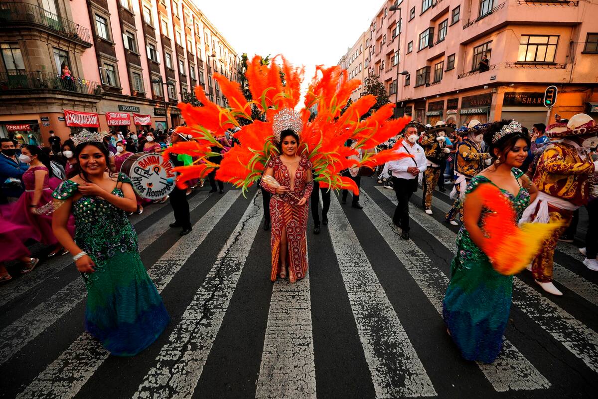 Ciudad de México celebra desfile de chinelos, una parodia de la colonia