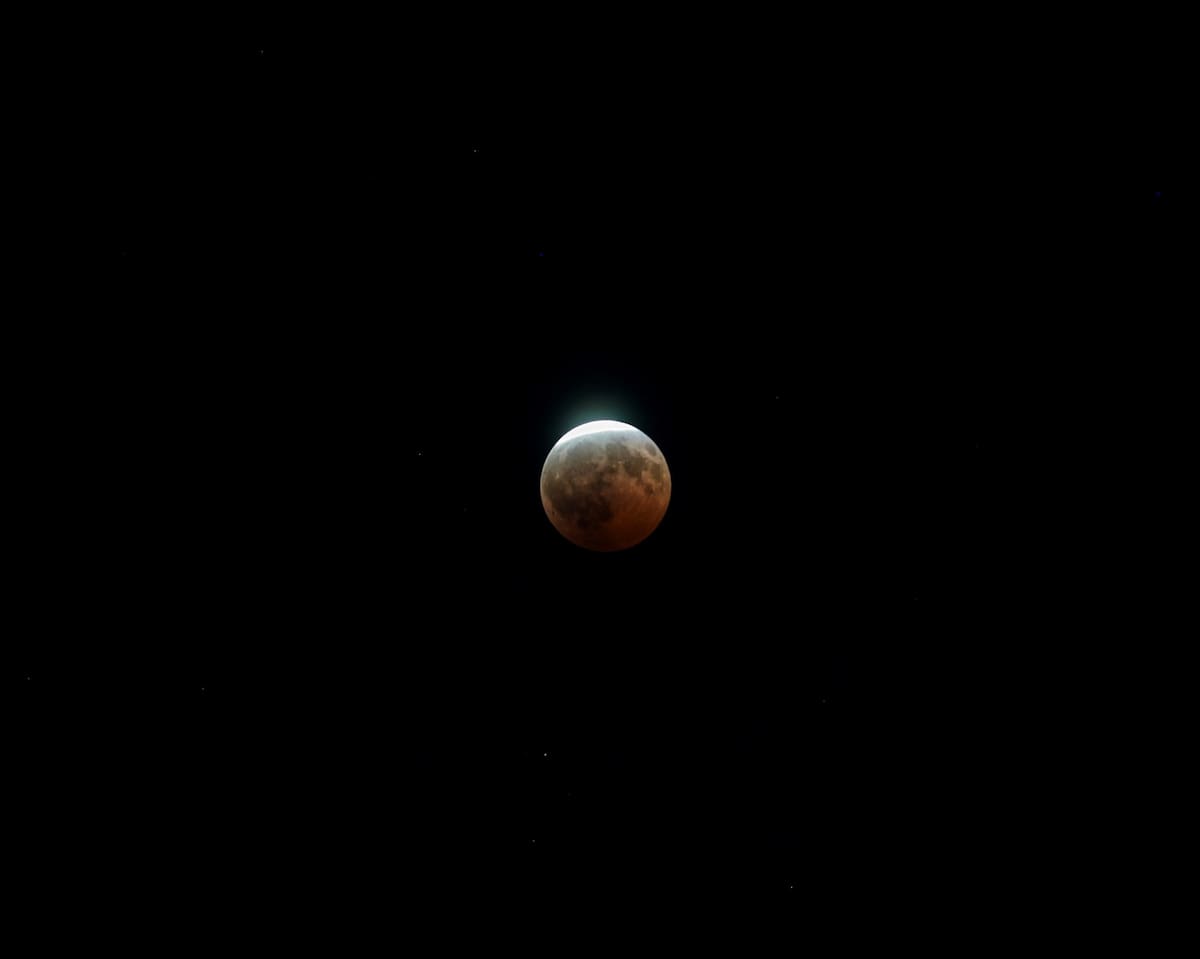 La Luna se tiñó de rojo. Un eclipse lunar parcial pudo observarse desde Mexicali, con una cobertura cercana al 96% de la superficie de la Luna. La sombra de la Tierra y la filtración de la luz solar a través de la atmósfera produjeron el característico tono cobrizo del fenómeno. Javier Gallegos/LA CRÓNICA