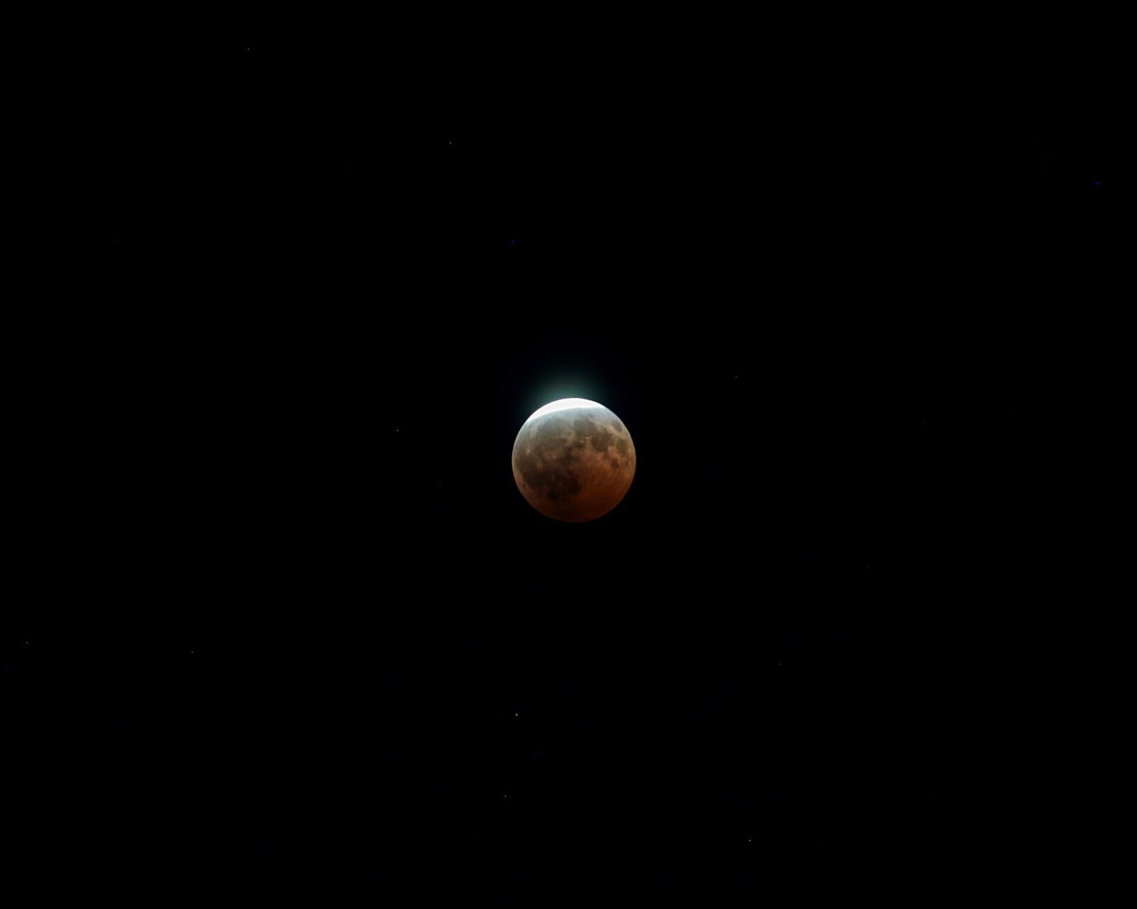 La Luna se tiñó de rojo. Un eclipse lunar parcial pudo observarse desde Mexicali, con una cobertura cercana al 96% de la superficie de la Luna. La sombra de la Tierra y la filtración de la luz solar a través de la atmósfera produjeron el característico tono cobrizo del fenómeno. Javier Gallegos/LA CRÓNICA