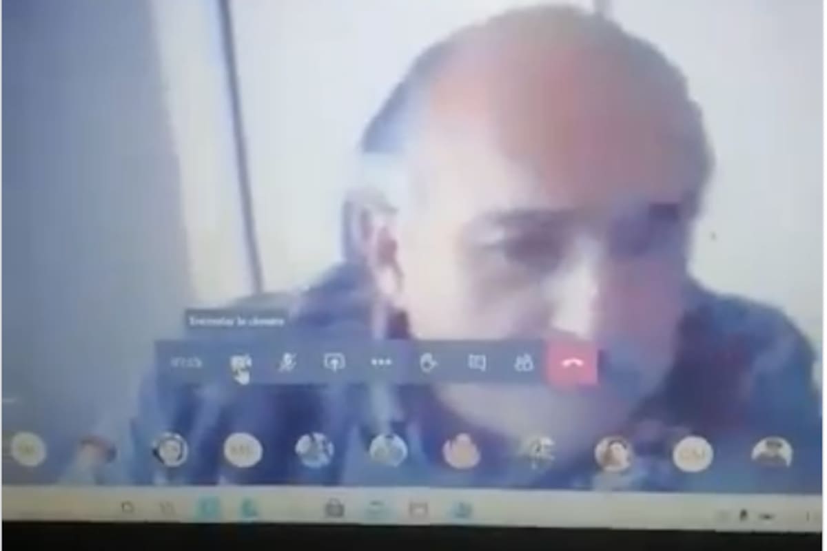 "Los pobres ya se quedaron": Acusan a maestro del CCH de denigrar a alumno por no tener cámara