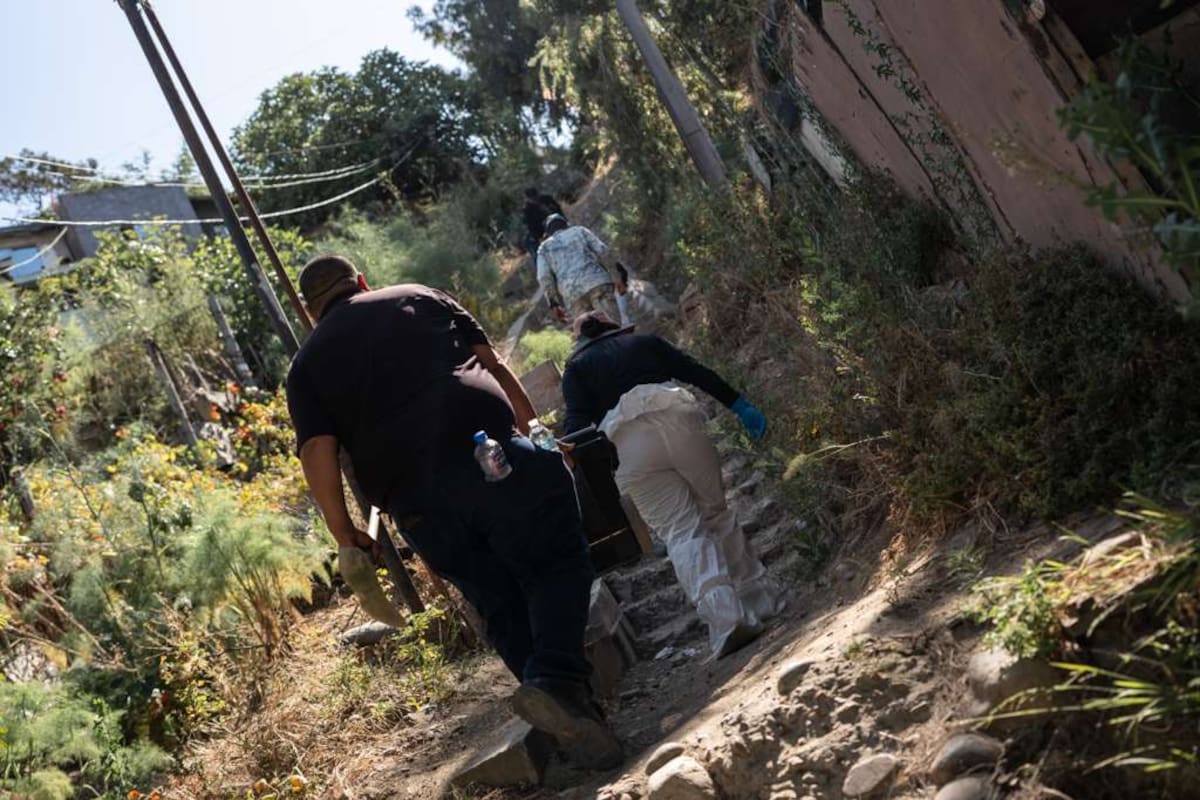 Integrantes de la Comisión de Búsqueda localizaron restos humanos y un cuerpo maniatado dentro de una fosa clandestina en la colonia Lázaro Cárdenas; la Fiscalía ya investiga el caso. Foto: Border Zoom