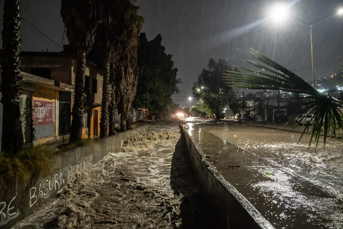 El desbordamiento del canal pluvial afectó la circulación y preocupó a residentes de Orozco y Florido Primera Sección. Foto: Border Zoom