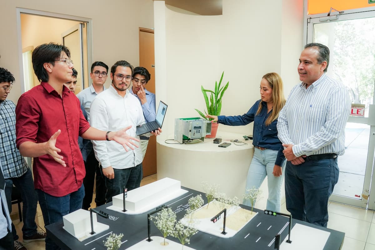 Reconoce Astiazarán talento juvenil creador del proyecto de semáforo inteligente