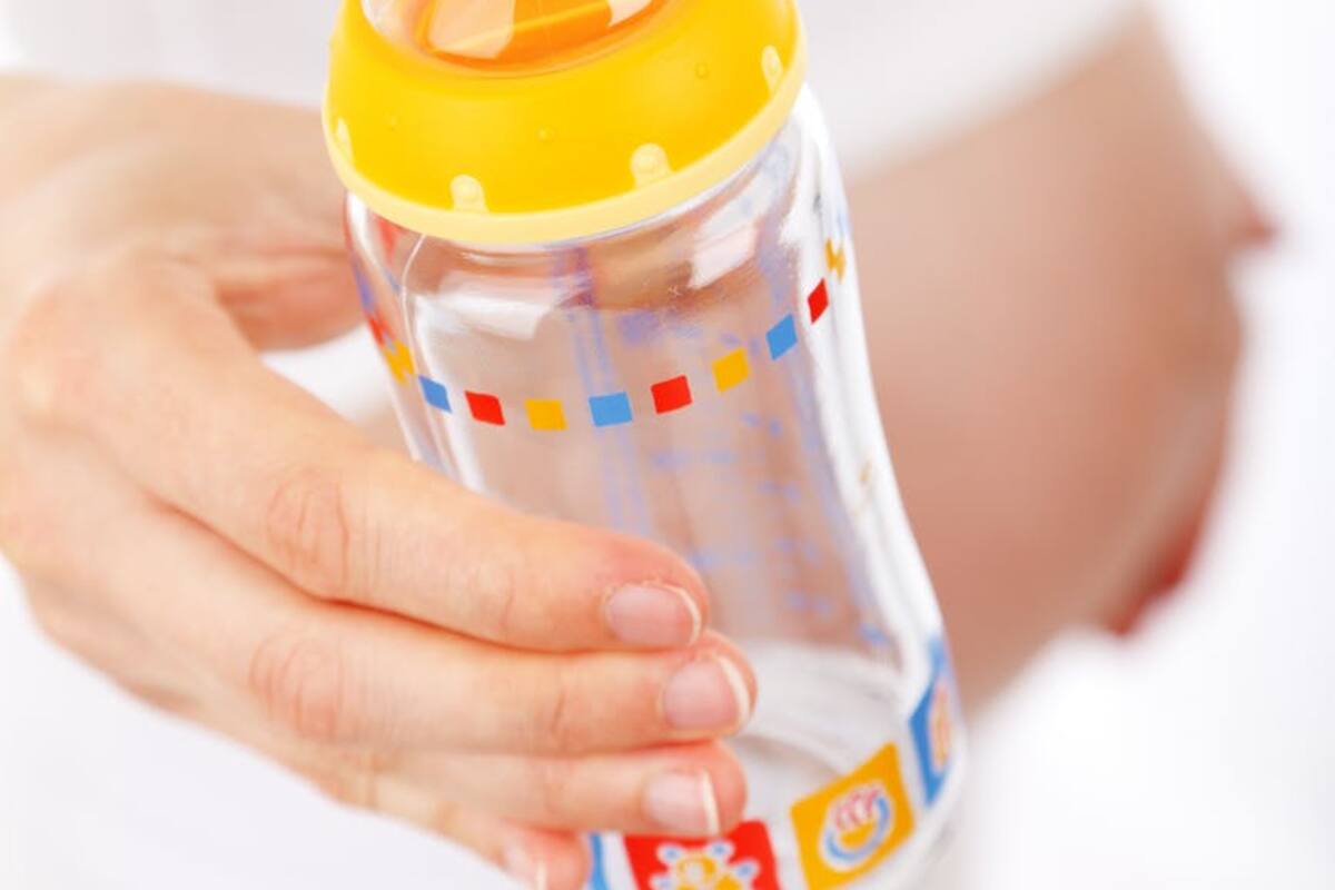 Esterilizar y preparar los biberones libera microplásticos que son ingeridos por los bebés: Estudio