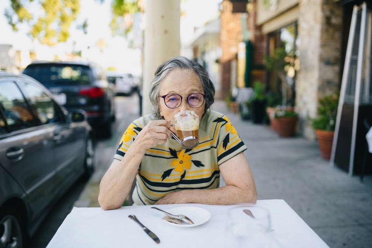 Científicos australianos relacionan el consumo elevado de café con una menor densidad de los huesos en mujeres mayores y señalan que beber más de cinco tazas al día podría no ser recomendable, especialmente entre quienes también tienen un alto consumo de alcohol