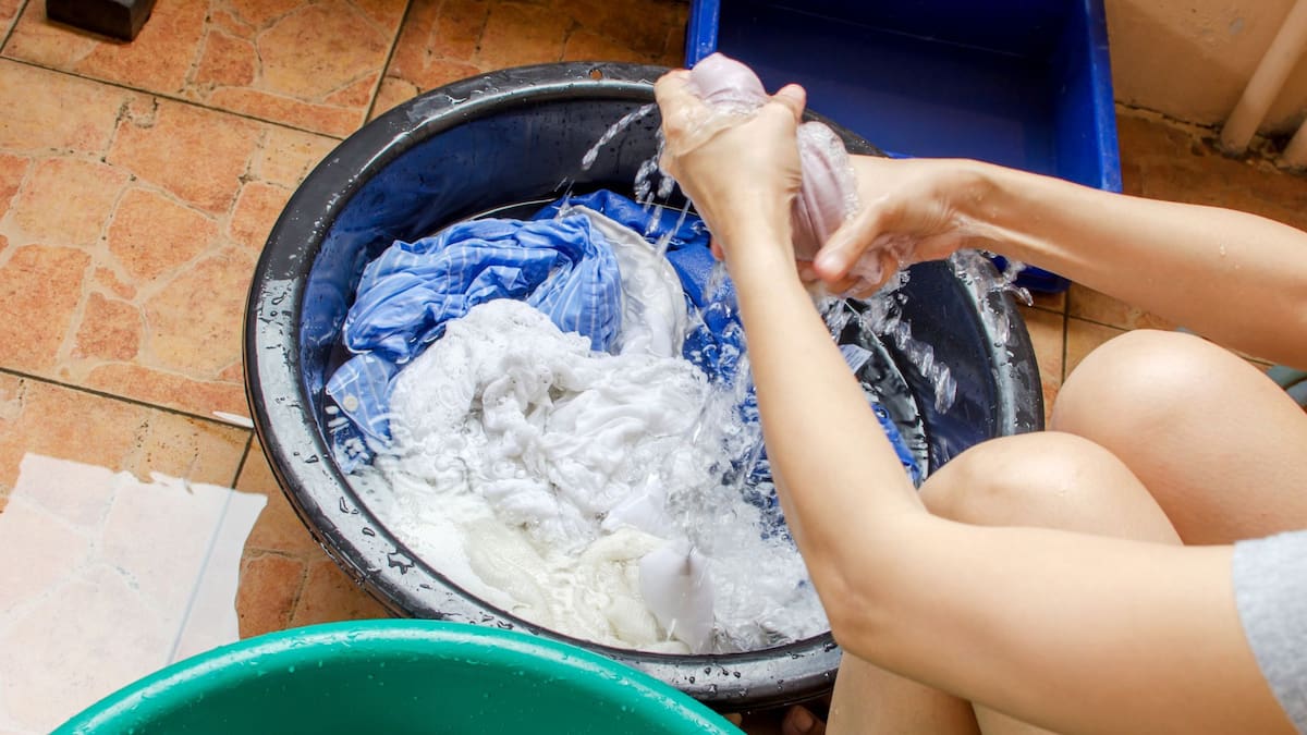 El uso excesivo de cloro y detergentes industriales puede dañar las fibras de la ropa y afectar al medio ambiente.