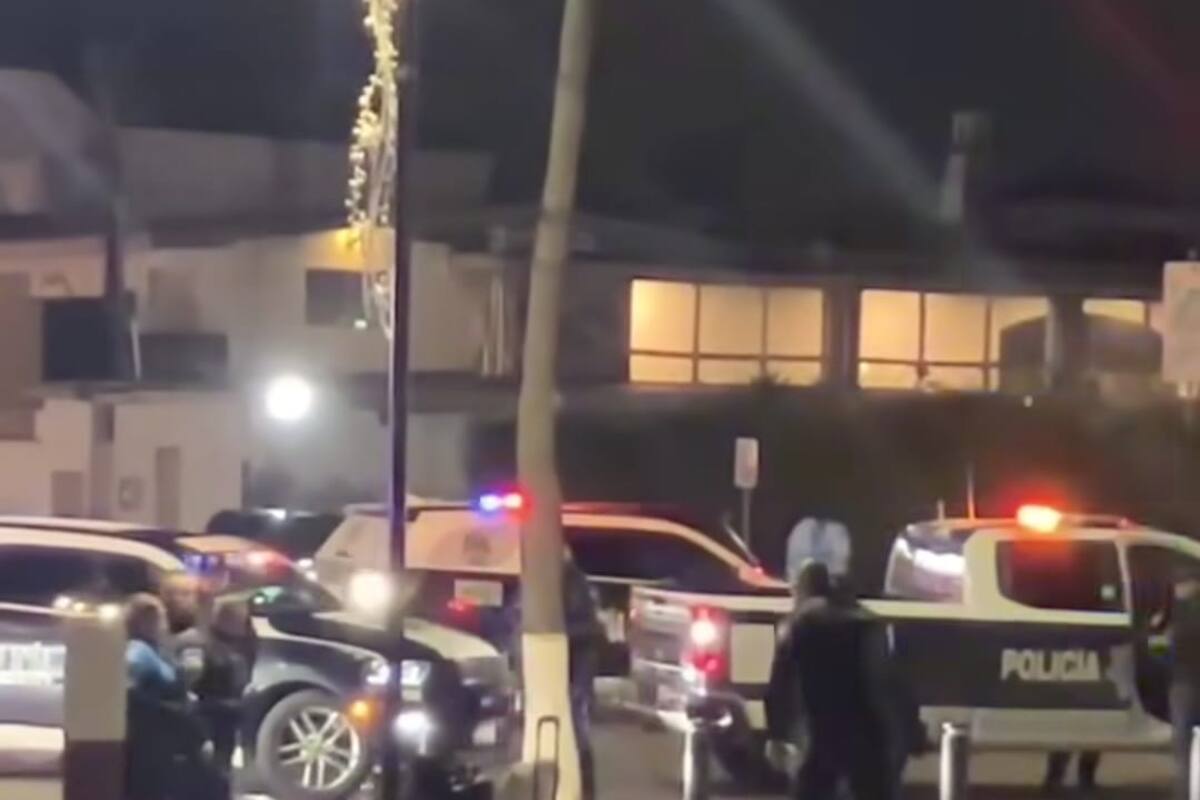 Dejan hielera con cabeza humana en la Plaza Cívica de la Patria