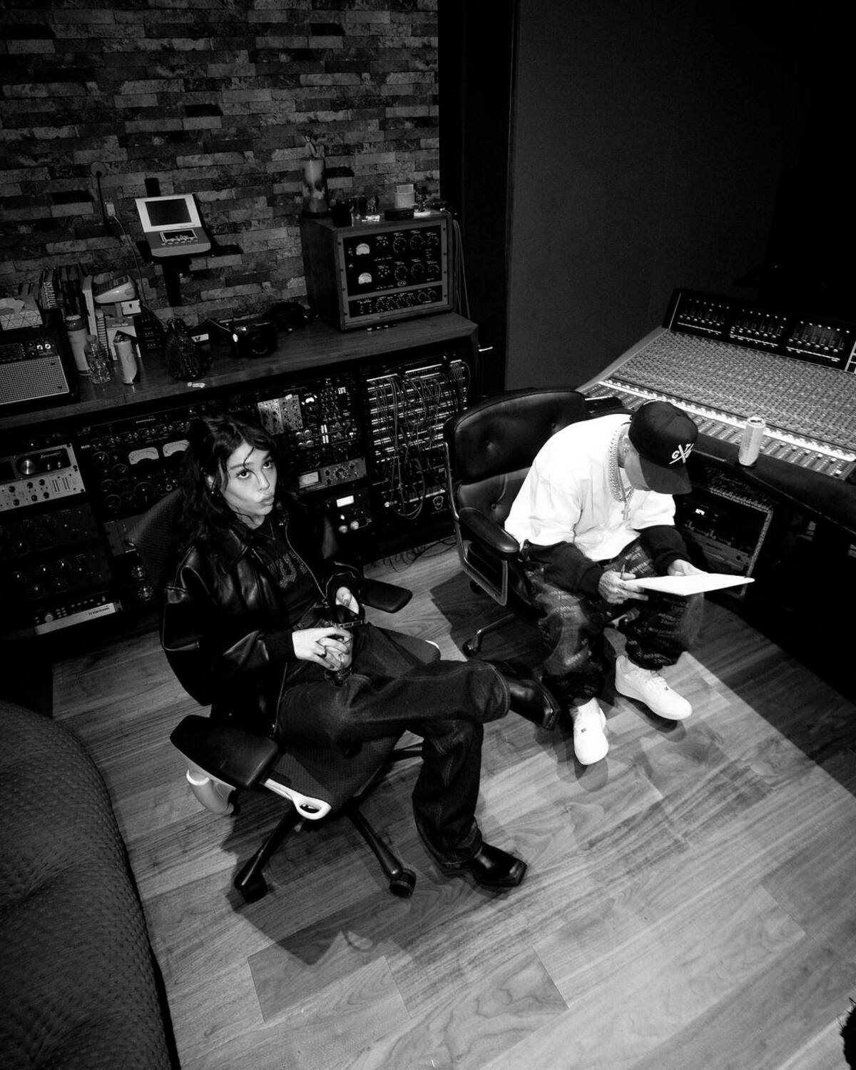 Santa Fe Klan y Danna sorprendieron a sus seguidores al compartir varias imágenes de su encuentro en un estudio de grabación.