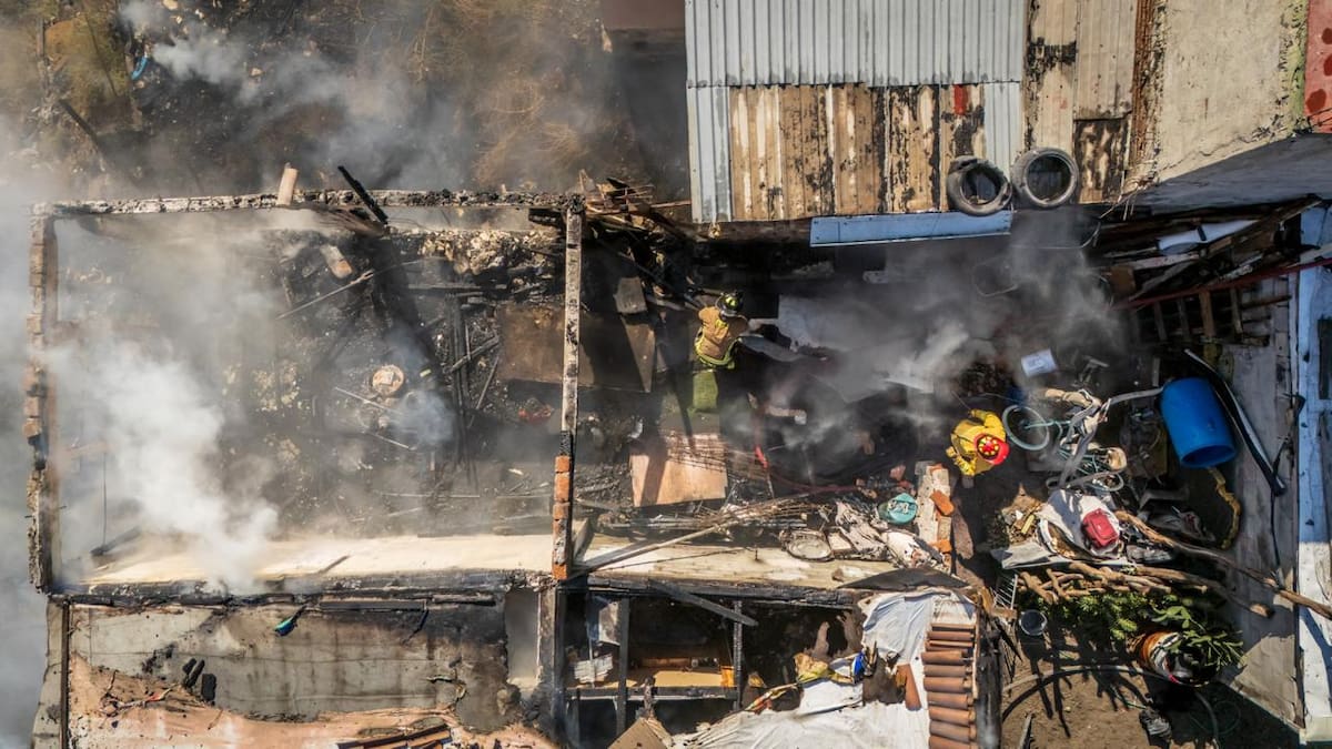 No se registraron personas lesionadas la vivienda se consumió por completo dejando una mujer y a sus dos hijos sin hogar. Foto: Border zoom