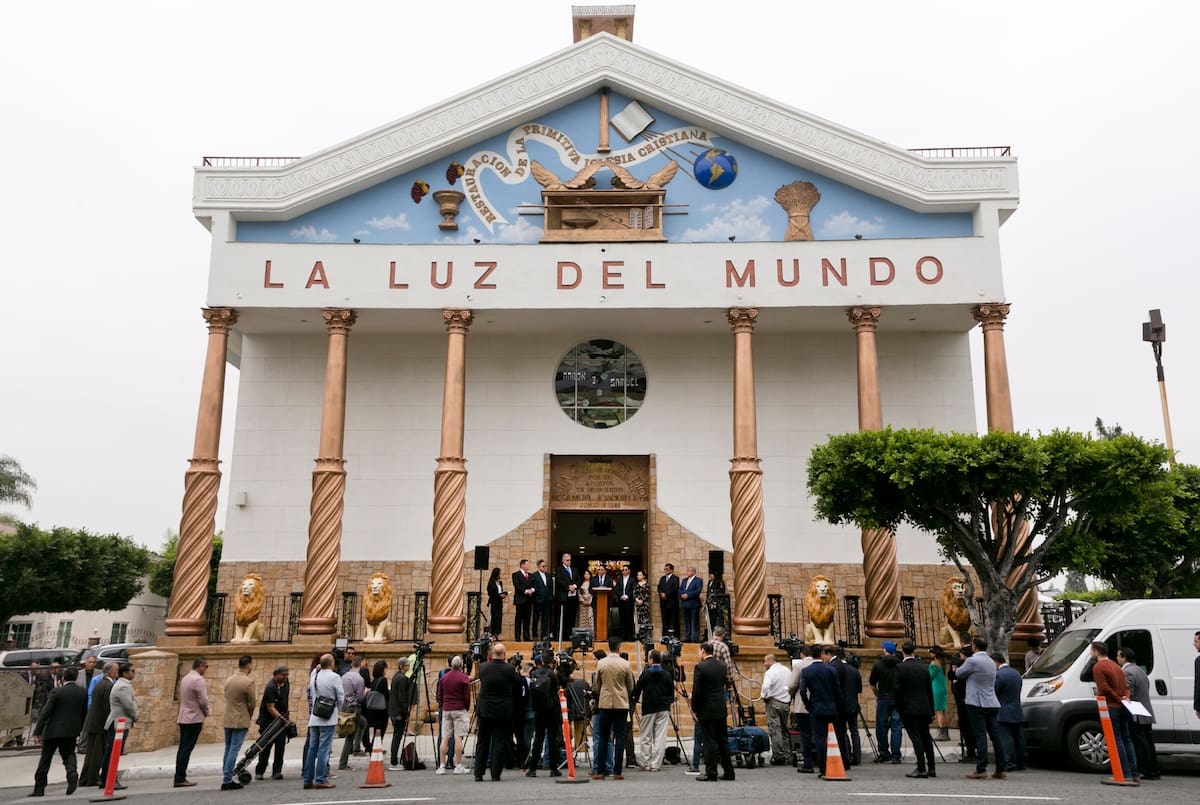 Diversos reporteros participan en una conferencia de prensa en el templo de la Iglesia La Luz del Mundo en el este de Los Ángeles, el viernes 7 de junio de 2019. (AP Foto/Damian Dovarganes)