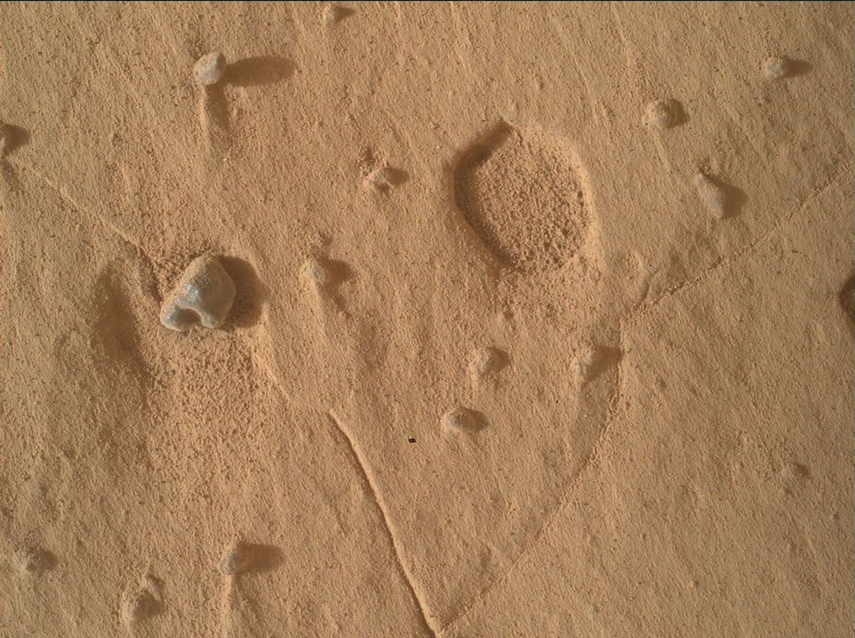 Curiosity fotografió en Marte un pozo ancho y poco profundo que llamó la atención del equipo por diferir de estructuras similares observadas anteriormente. Foto: NASA/JPL-Caltech/MSSS.