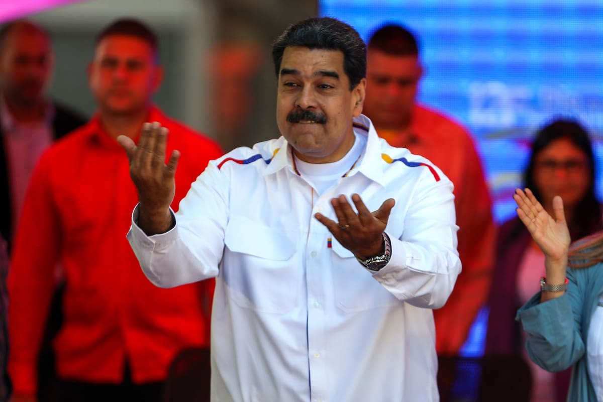 AME2469. CARACAS (VENEZUELA), 12/02/2019.- El presidente de Venezuela, Nicolás Maduro, pronuncia un discurso durante una manifestación en apoyo de su Gobierno, este martes en Caracas (Venezuela). Simpatizantes a favor y en contra del presidente Nicolás Maduro se manifestaron este martes en Caracas con multitudinarias marchas. EFE/ Cristian Hernández