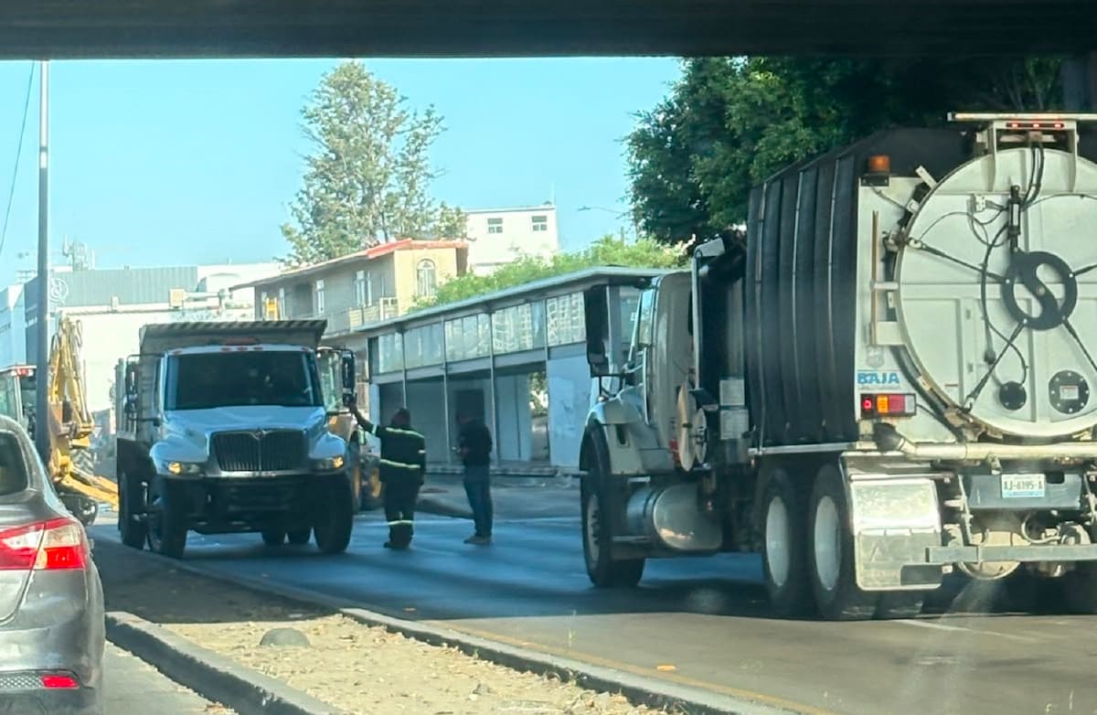 El cierre temporal del acceso a la colonia 20 de Noviembre por trabajos de la CESPT provoca afectaciones viales; autoridades recomiendan utilizar rutas alternas y conducir con precaución. Foto: Rubí Gutierrez.