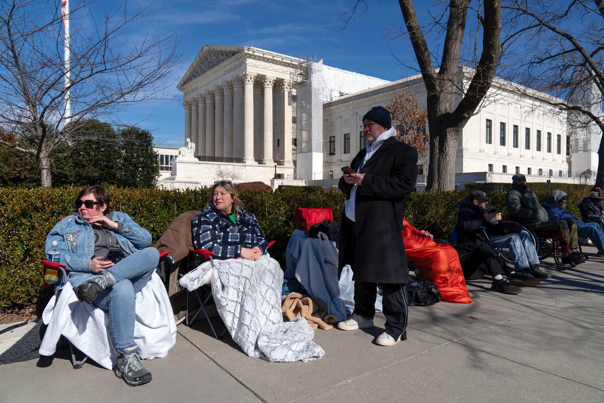 Gente hace fila frente a la Corte Suprema de EU para poder asistir a la audiencia que decidirá si el expresidente Donald Trump está inhabilitado para presentarse como candidato en 2024, 7 de febrero de 2024, en Washington. (AP Foto/Jose Luis Magana)