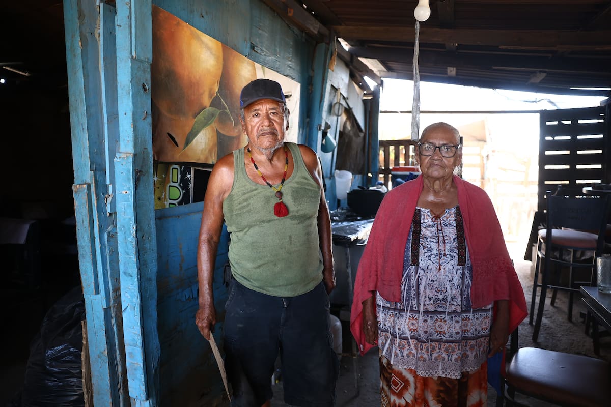 Familias de la invasión Mirabal en Hermosillo resisten calor extremo de casi 50°C sin electricidad en viviendas de cartón y madera