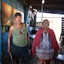 Familias de la invasión Mirabal en Hermosillo resisten calor extremo de casi 50°C sin electricidad en viviendas de cartón y madera