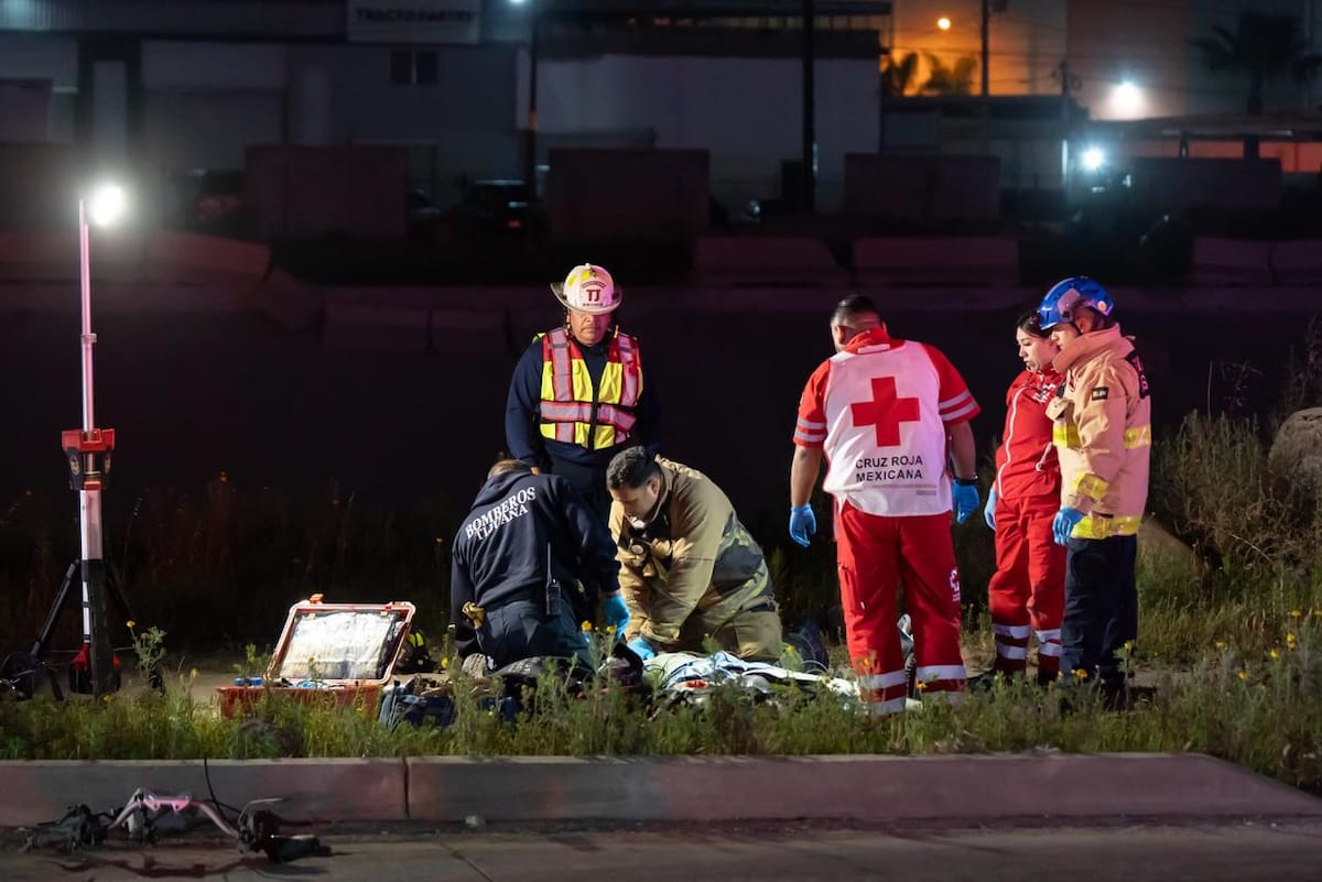 El conductor, de aproximadamente 25 años, fue trasladado inconsciente y en estado crítico a un hospital; la motocicleta terminó incendiada. Foto: Border Zoom
