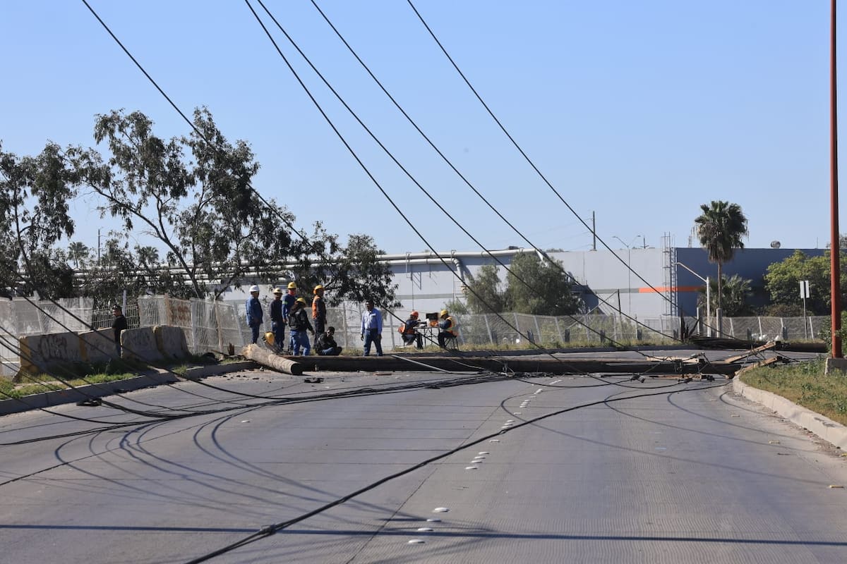 El impacto fue de tal magnitud que dos postes de energía eléctrica fueron derribados por completo. Foto: Sergio Ortiz