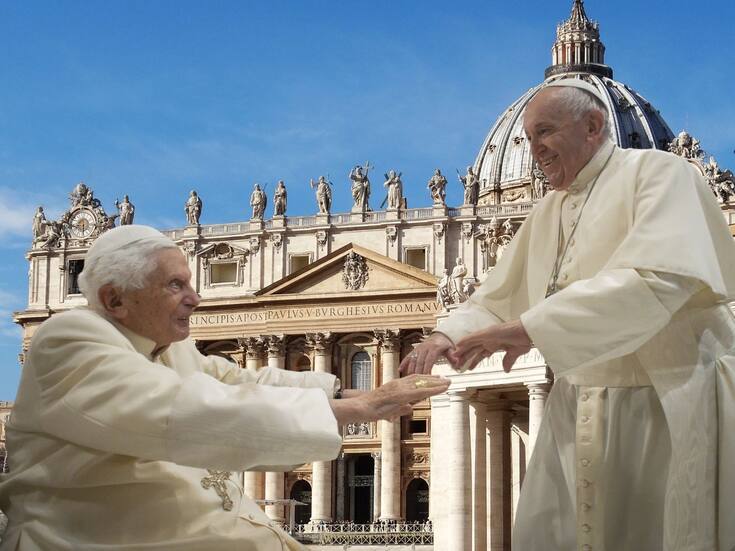 Mientras el Papa Benedicto XVI renunció, Francisco consideraba que el ministerio del Papa es “ad vitam” y trabajó hasta el último día de su vida