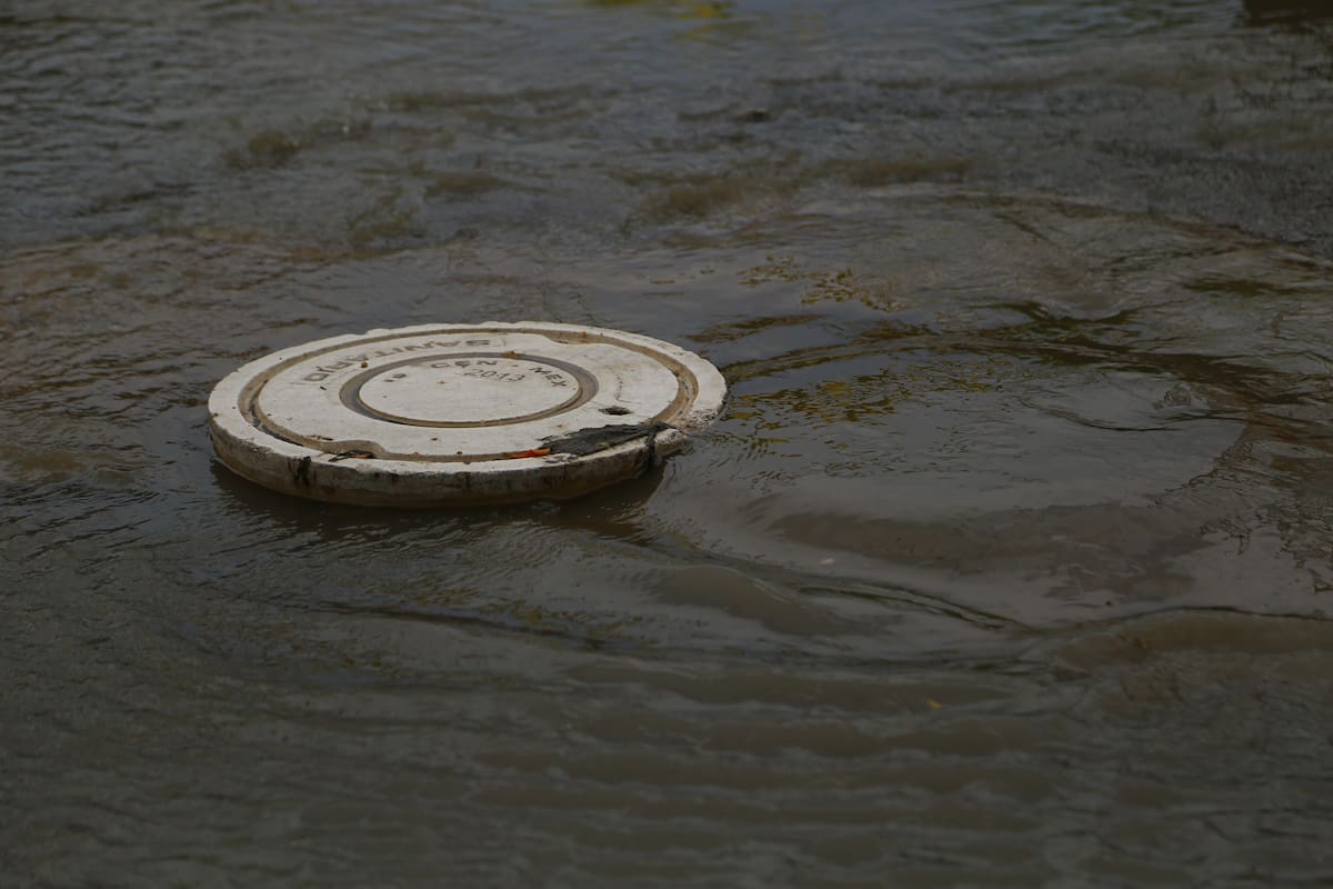 Las constantes fugas de drenaje en Villa Verde y Pueblitos generan malos olores y riesgos sanitarios para niños y adultos, según denuncian los residentes. FOTO ILUSTRATIVA: BANCO DIGITAL